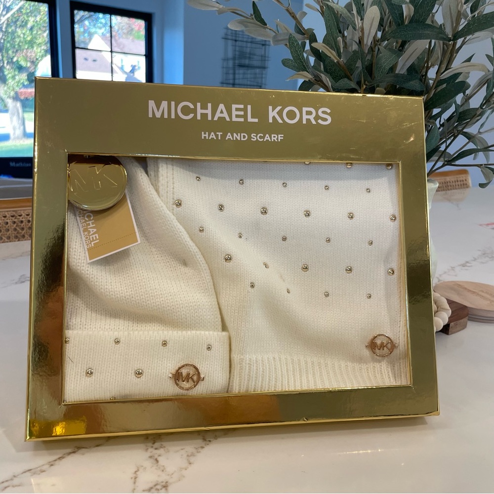 Authentic Michael Kore Hat and Scarf Set! - Winter White - Picture 1 of 6